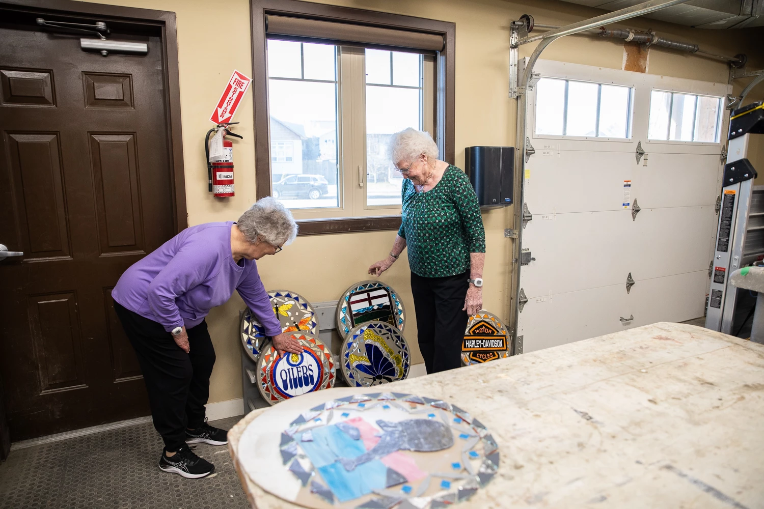 Nel and her friend talking about their crafts